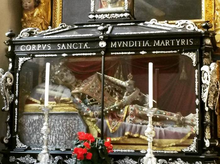 St. Munditia & Catholic Tinder: A Visit to Peterskirche in Munich